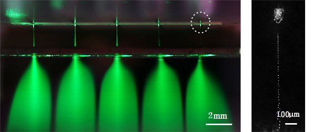 (왼쪽) 초미세 물방울이 대량으로 정전분무되는 모습, (오른쪽) (확대사진) 초미세 노즐에서 마이크론 단위의 물방울이 jet 모드로 나오는 모습. jet 모드 물방울은 다시 초미세 물방울로 분산된다