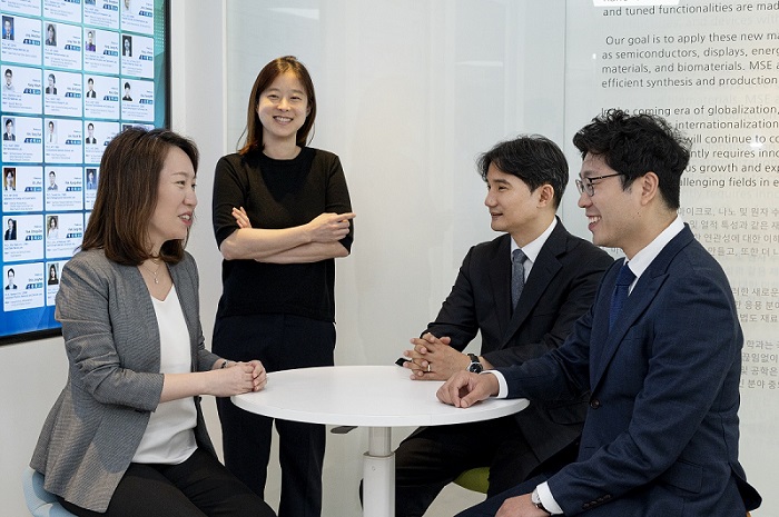 사진 1. 이번 과제의 핵심 참여 교수진. (왼쪽부터) 신소재공학과 조은애, 화학과 변혜령, 신소재공학과 홍승범, 신소재공학과 육종민 교수