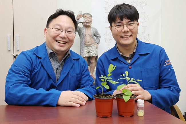 (왼쪽부터) 화학과 한순규 교수, 강규민 석박사통합과정