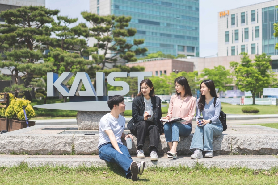 KAIST 포토존 앞에 앉은 학생들 사진