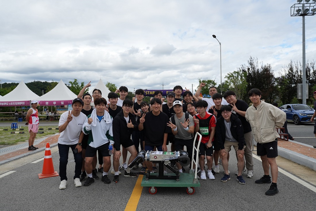 사진 1. 지난 9월 2024 금산인삼축제 마라톤을 참여한 기계공학과 황보제민 교수(앞줄 오른쪽 두번 째) 연구팀 단체사진