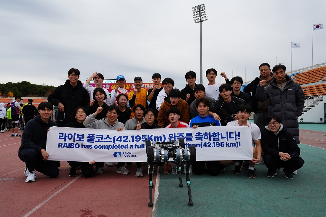 라이보2의 마라톤 풀코스 완주 후 연구진 단체사진