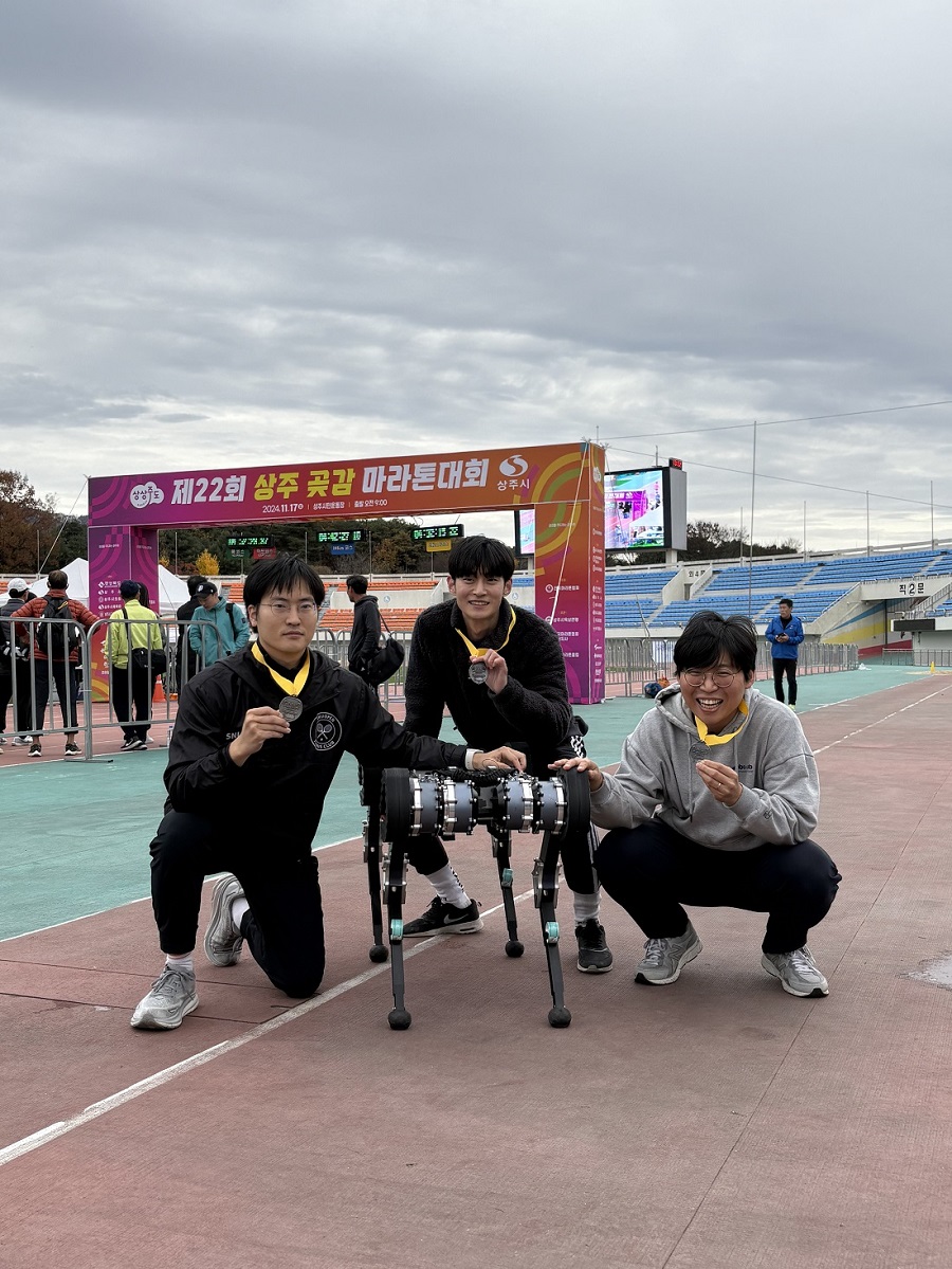 라이보2와 KAIST 기계공학과 공동 제1저자 학생들. (왼쪽부터) 이충인 박사과정, 염동훈 박사과정, 박정수 박사과정