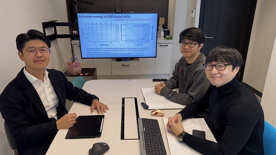 (왼쪽부터) 전기및전자공학부 이정용 교수, 김윤후 박사과정, 정보전자연구소 김병수 박사