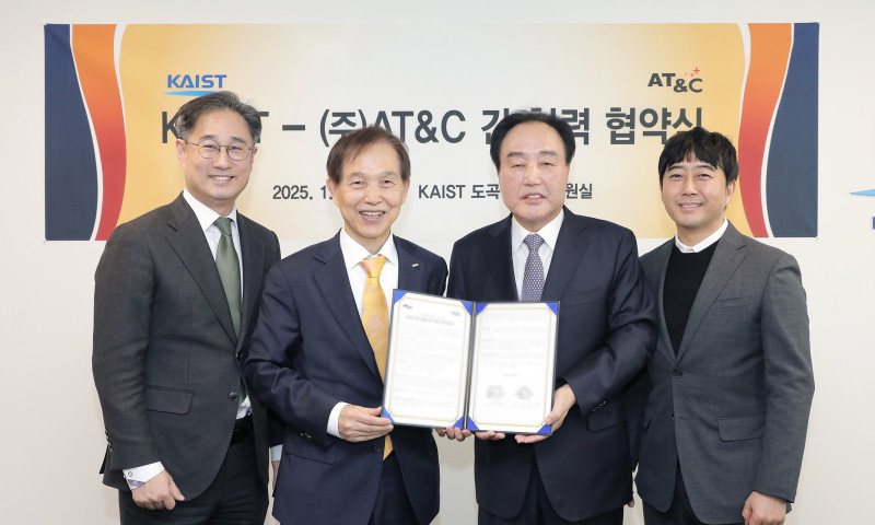 (왼쪽부터) KAIST 생명과학기술대학 학장 김대수, KAIST 총장 이광형, ㈜에이티앤씨 회장 이기태, ㈜에이티앤씨 대표이사 이종원