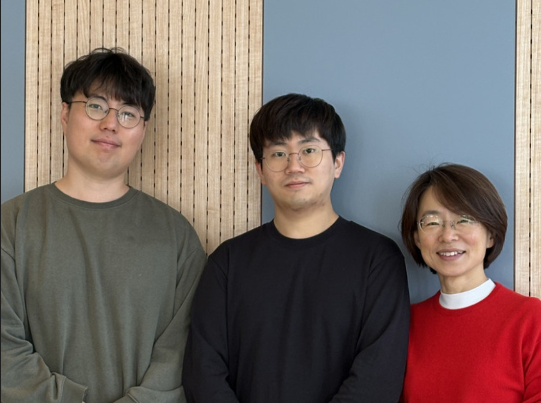 (왼쪽부터) 전기및전자공학부 윤인수 교수, 이승현 동문, 전산학부 류석영 교수