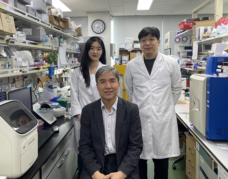 이정은 바이오및뇌공학과 석사(좌)_조광현교수(중앙)_공정렬 바이오및뇌공학과 박사(우)