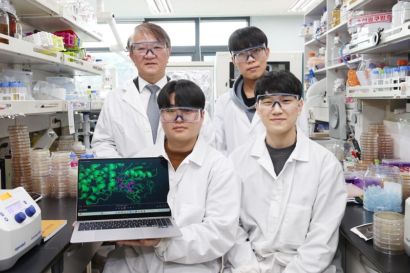 생명화학공학과 이상엽 교수(왼쪽 위),생명화학공학과 지홍근 박사과정(오른쪽 위),생명화학공학과 김하림 박사과정, 생물공정연구센터 김기배 박사