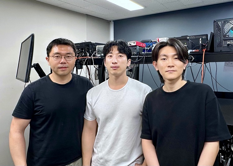 (왼쪽부터) 장무석 교수, 이동구 박사과정, 송국호 박사과정