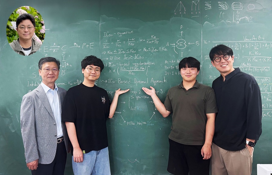 사진 1. (왼쪽부터) 김상겸 교수(충남대 약대, 공동 교신저자), 송윤민 박사(IBS 의생명수학그룹(전 KAIST 수리과학과), 공동 제1 저자), 장형준 학부생(KAIST, 공동 제1 저자), 김재경 교수(KAIST 및 IBS 의생명수학그룹, 교신저자) (왼쪽 위)윤휘열 교수(충남대 약대, 공동저자)
