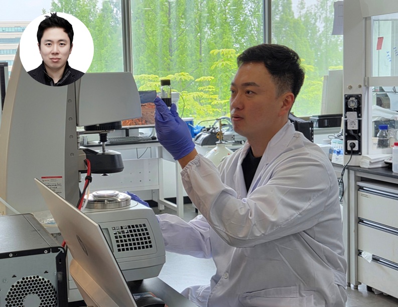 (왼쪽부터) 신소재공학과 스티브 박 교수, 박규순 박사과정(육군 소령)