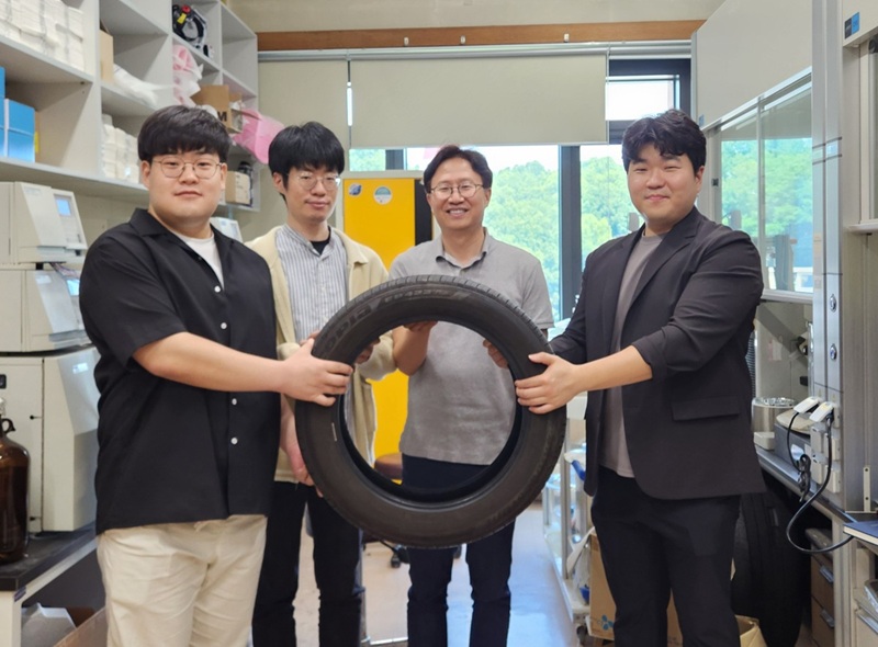 (왼쪽부터) 최경민 석박사통합과정, 박범순 박사, 홍순혁 교수, 조경일 박사